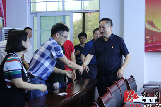 周新辉看望慰问高三教师:再接再厉 再创佳绩