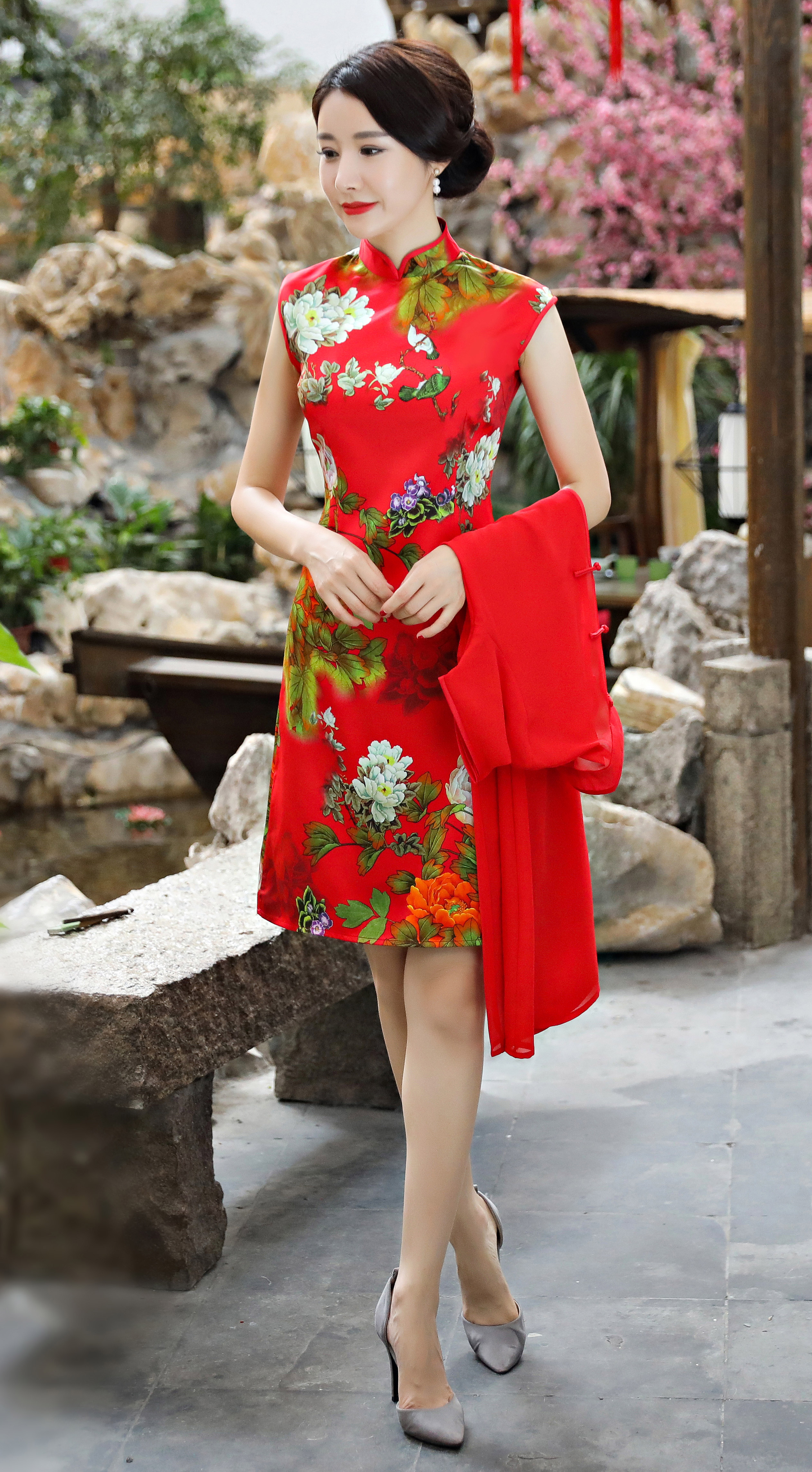 衣袂飘飘的两件套红色旗袍裙,初秋这样穿就漂亮了