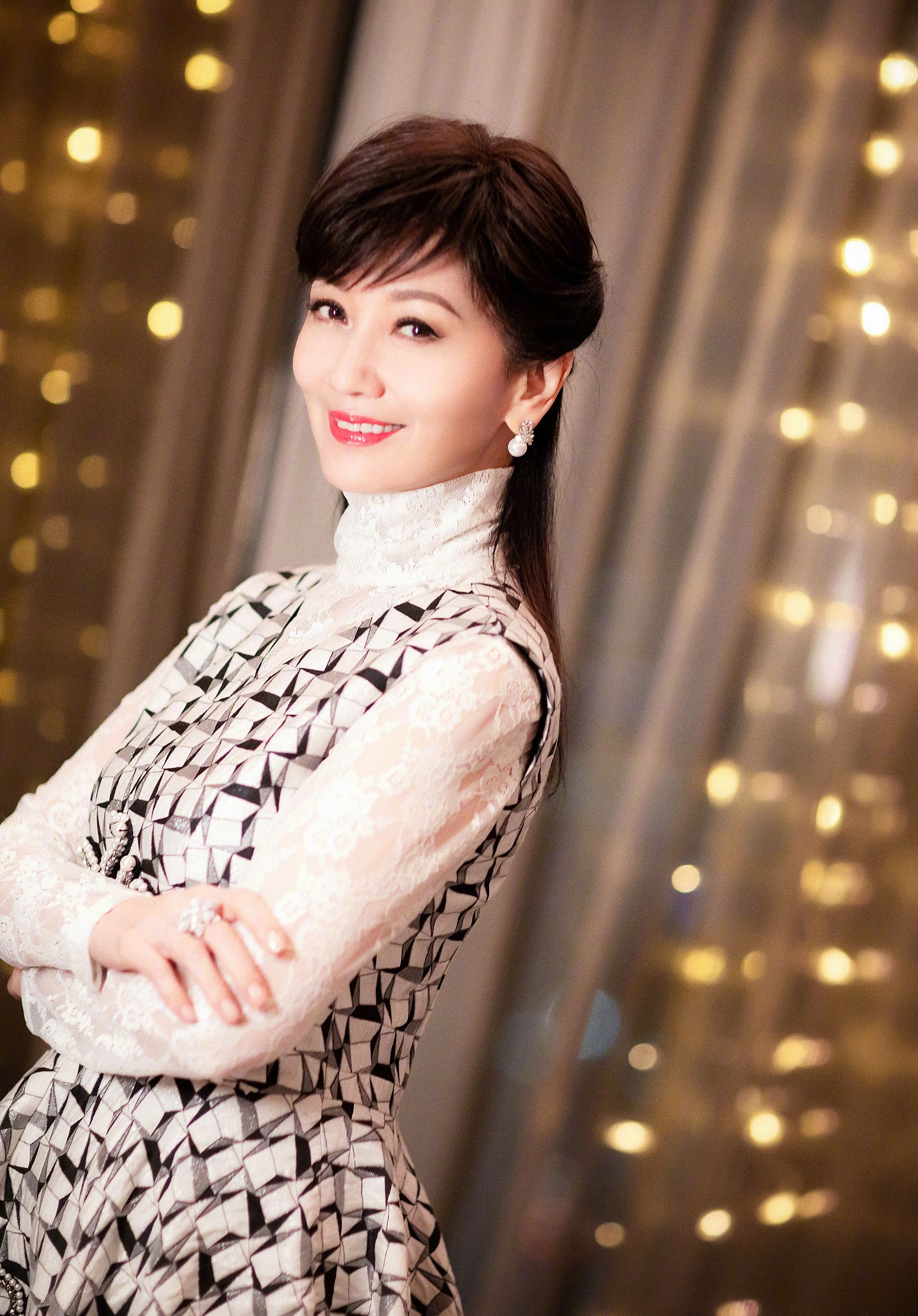 65岁的赵雅芝跟我奶奶同岁,但我真的不敢喊她奶奶,喊姐还差不多