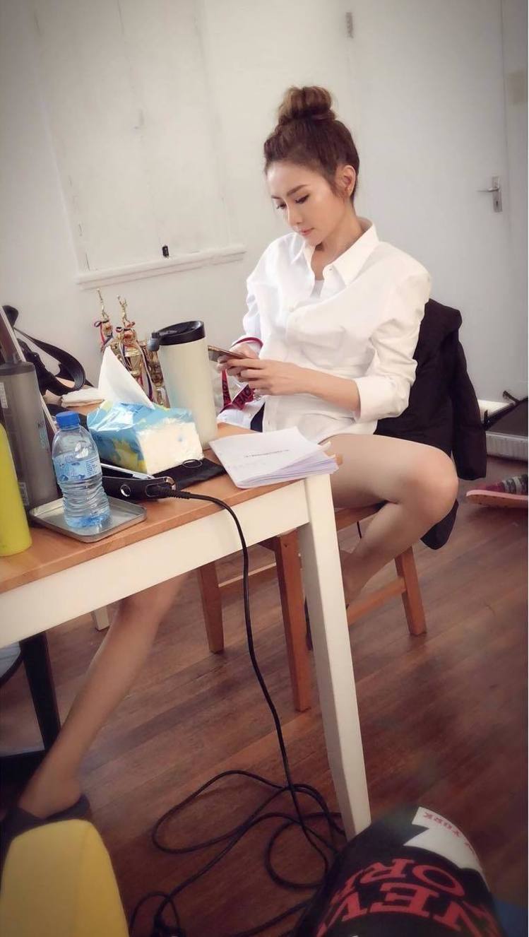 姐姐的腿太犯规啰!谢金燕美穿白衬衫当抚媚娘