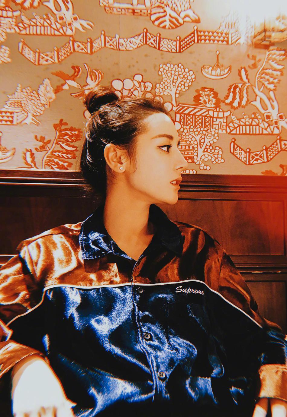 迪丽热巴新年晒美照,扎丸子头青春活力侧颜精致