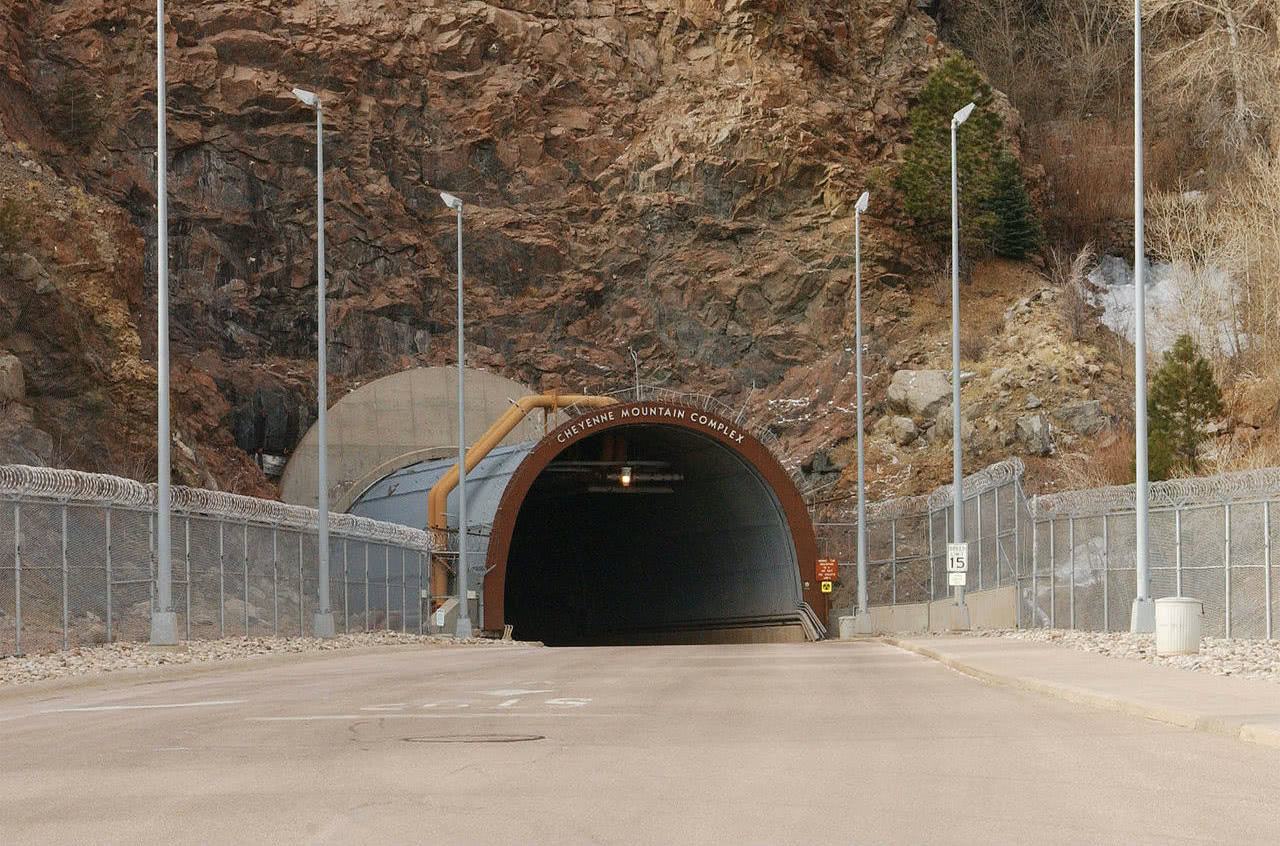 全球最牛避难所,藏于地下600米,一道门重250吨,可抵挡核弹