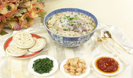 甑糕 甑糕历史悠久,是关中地区的风味小吃,又名水晶龙凤糕.