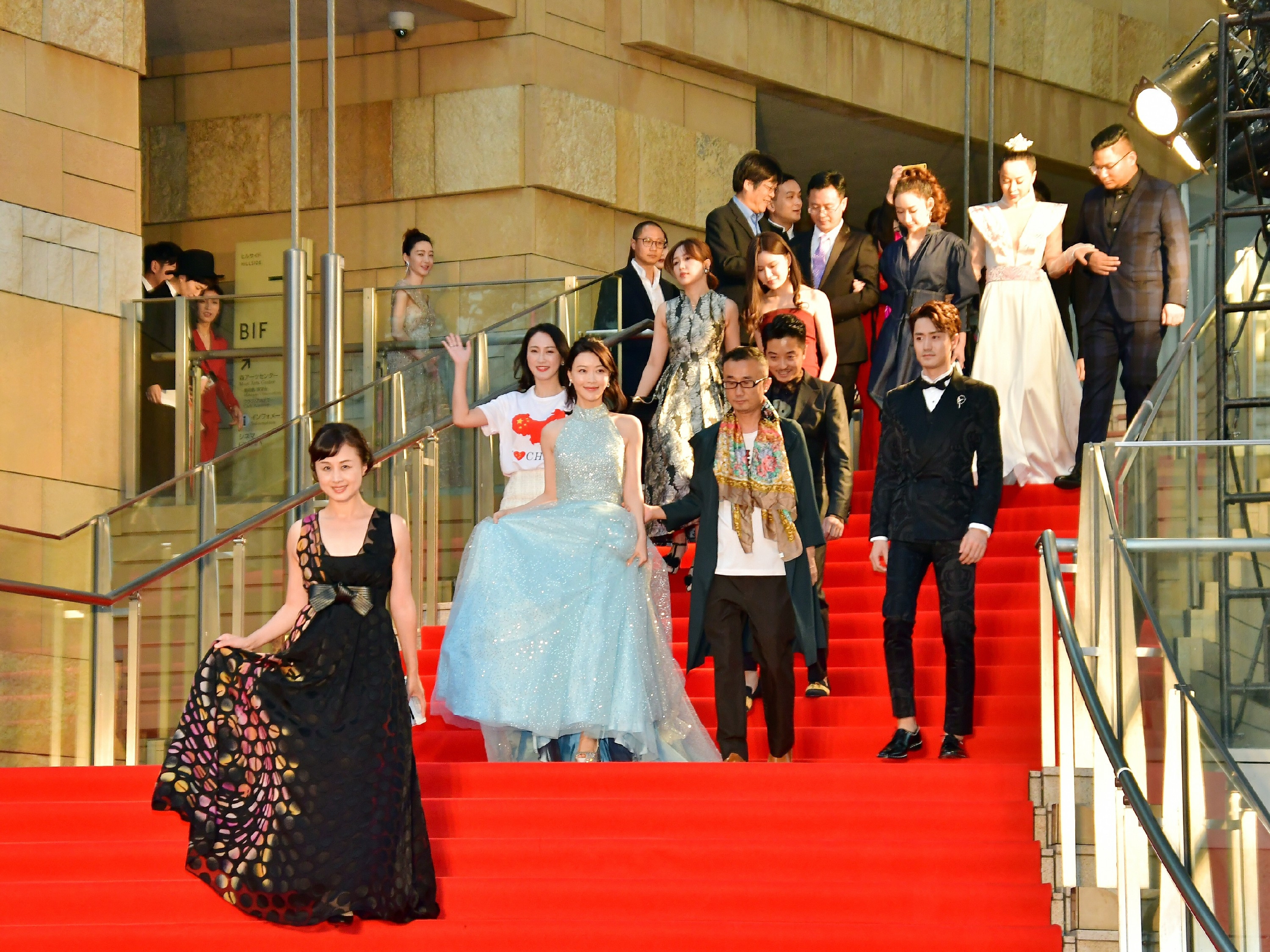 邱林携《拿摩一等》亮相东京电影节 星空长裙仙气十足