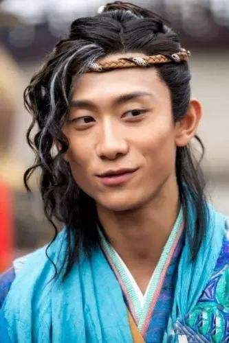 男星古装卷发造型,焦恩俊小李飞刀李寻欢最经典,钟汉良逆生长!