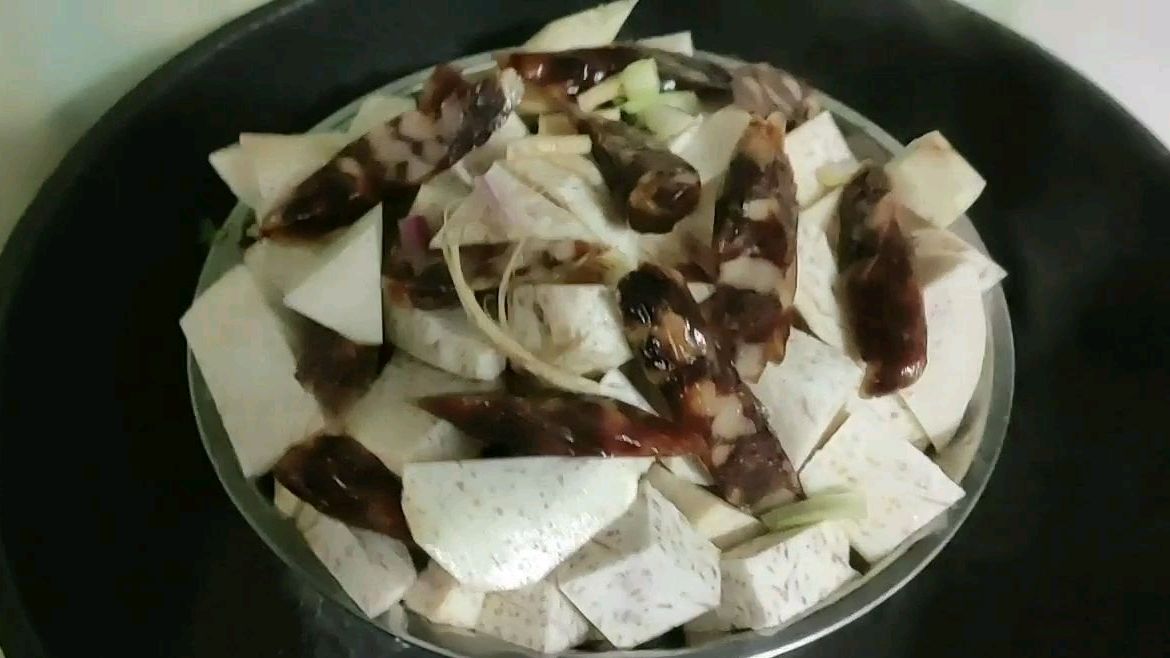 荔浦芋头蒸腊肠,出锅后放香菜葱花浇上热油,又香又粉简单好吃