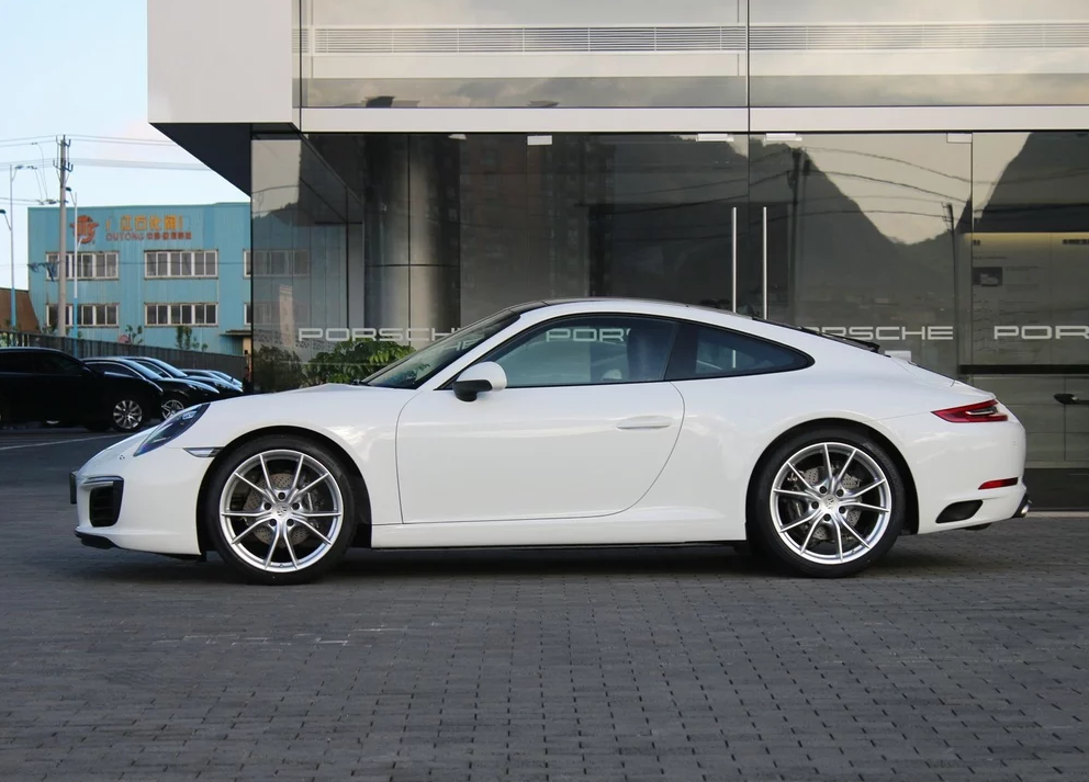 車身線條很流暢的保時捷911carrera 30t