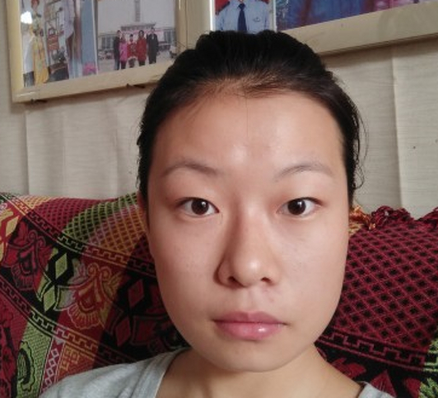 面相官禄宫凹陷,20多岁感情会有变化,兄弟缘浅,很难得到兄弟助力,事业