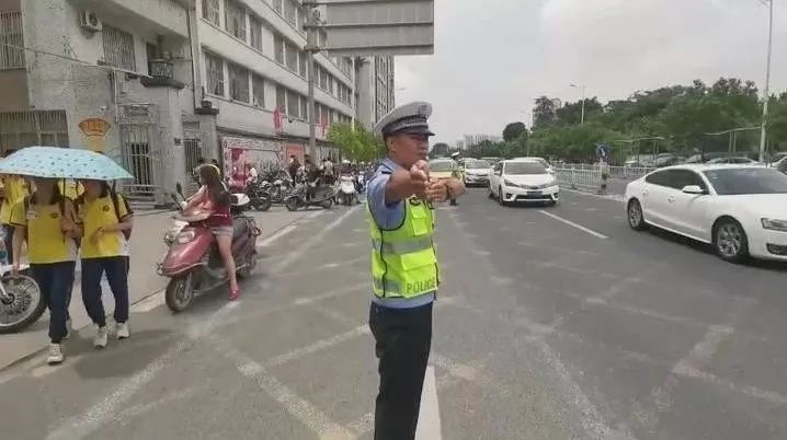 揭陽交警蜀黍街頭徒手修車,背後故事很暖心