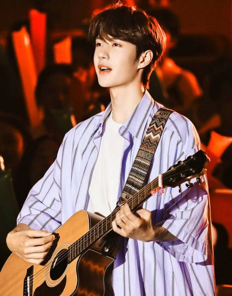 明星弹吉他,肖战温柔王一博让人心脏怦怦跳