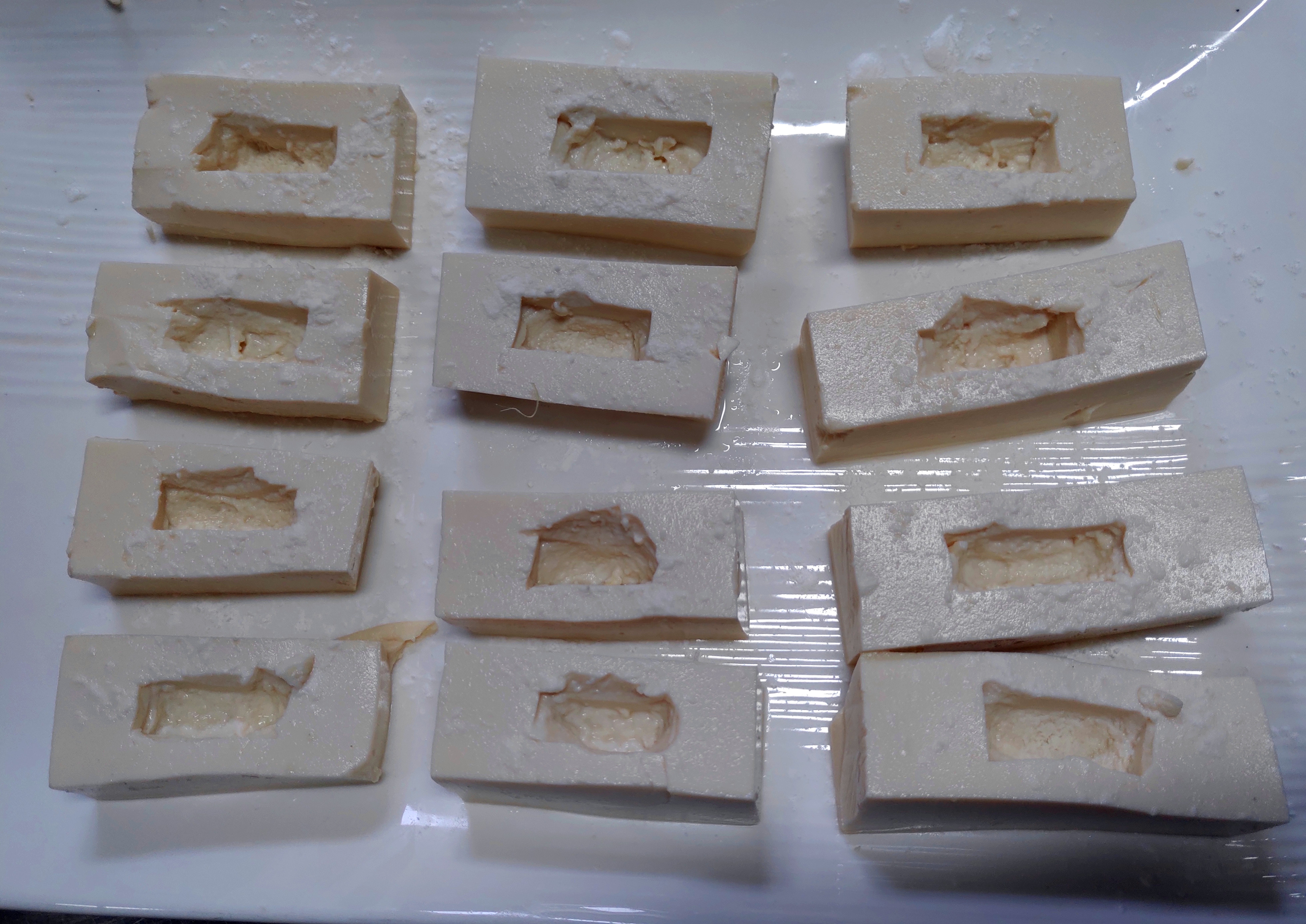 新鲜的农家豆腐,切成砖头形状,再加以均匀的力度,挖出合适的孔,需要有