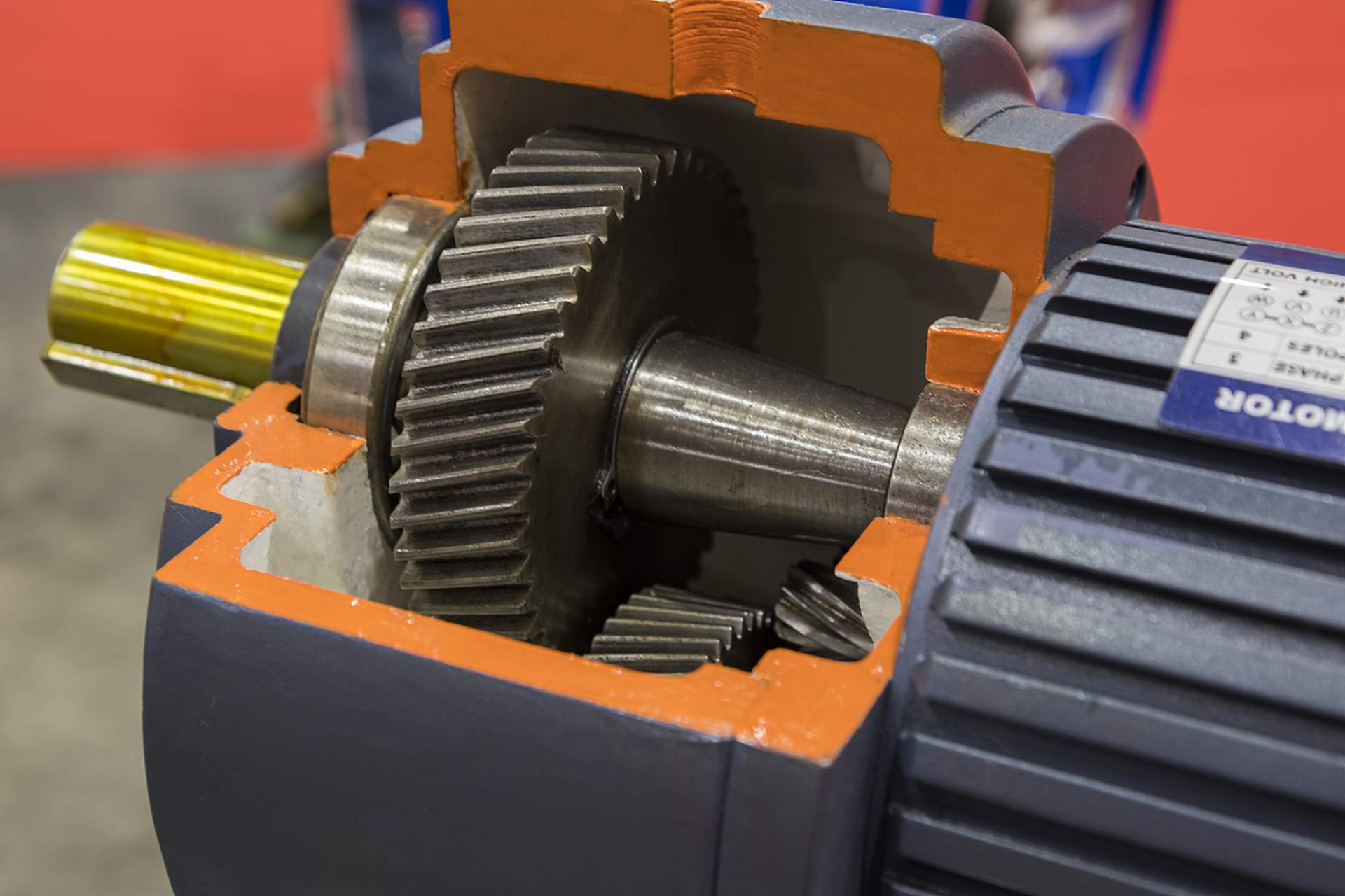 调整电机与减速机同心度需准备测量和调整工具,将电机和减速机放置在