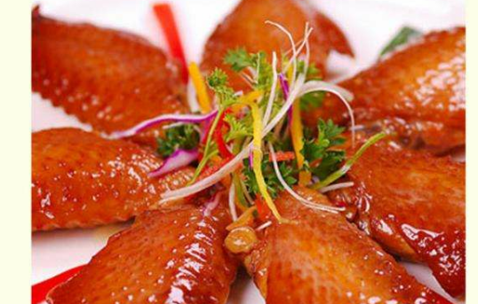 花雕凤翅  如图 花雕凤翅 首先:食材   鸡翅