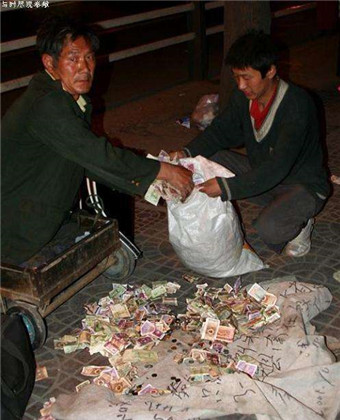 车站"聋哑人骗局",知道真相后,网友:还有这操作!