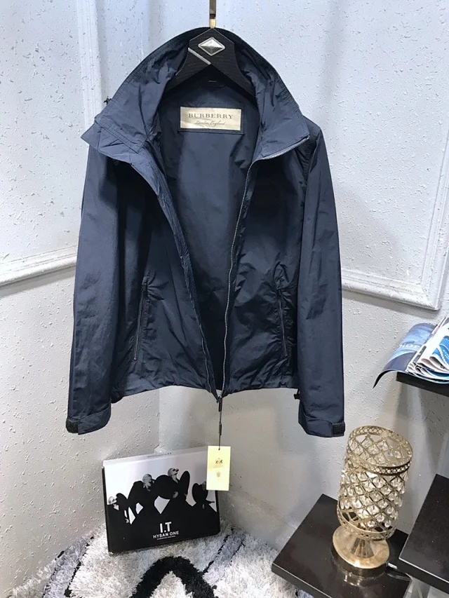 巴宝莉"干部常服"夹克