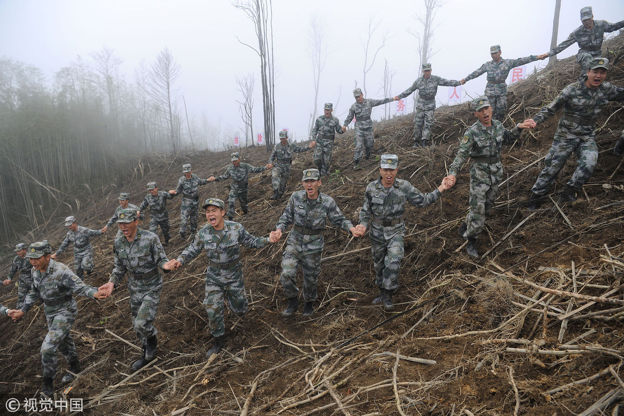 2018年11月16日,南部战区陆军云南扫雷大队官兵在云南省麻栗坡县老