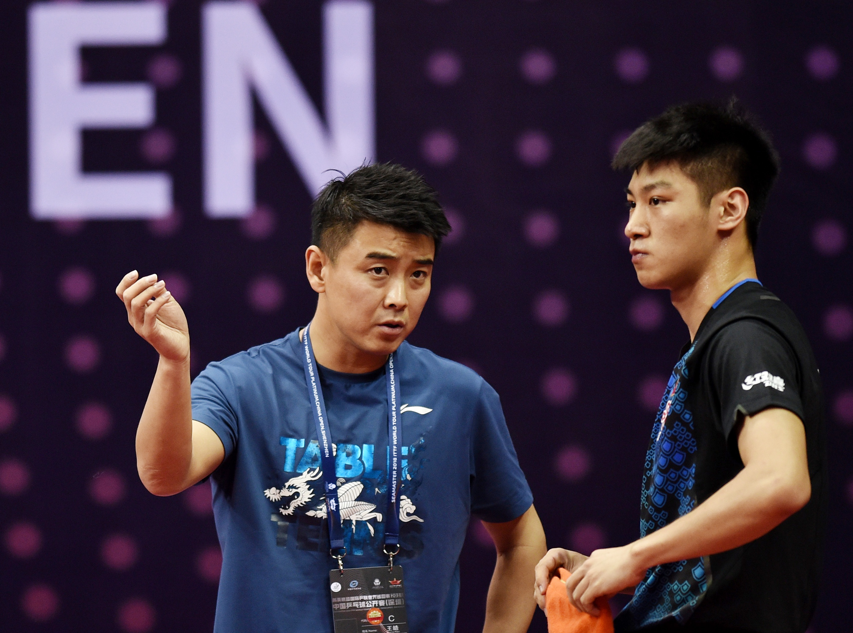 乒乓球——中国公开赛:薛飞资格赛遭淘汰(1)