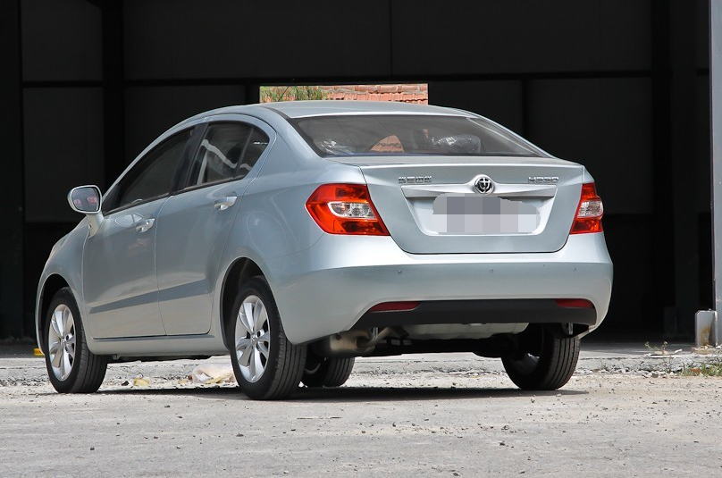 中华h2302012款,霸气外观诠释不怒自威的气质,舒适内饰设计