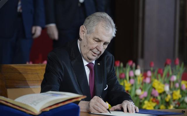 捷克总统泽曼赢得连任 宣誓就职