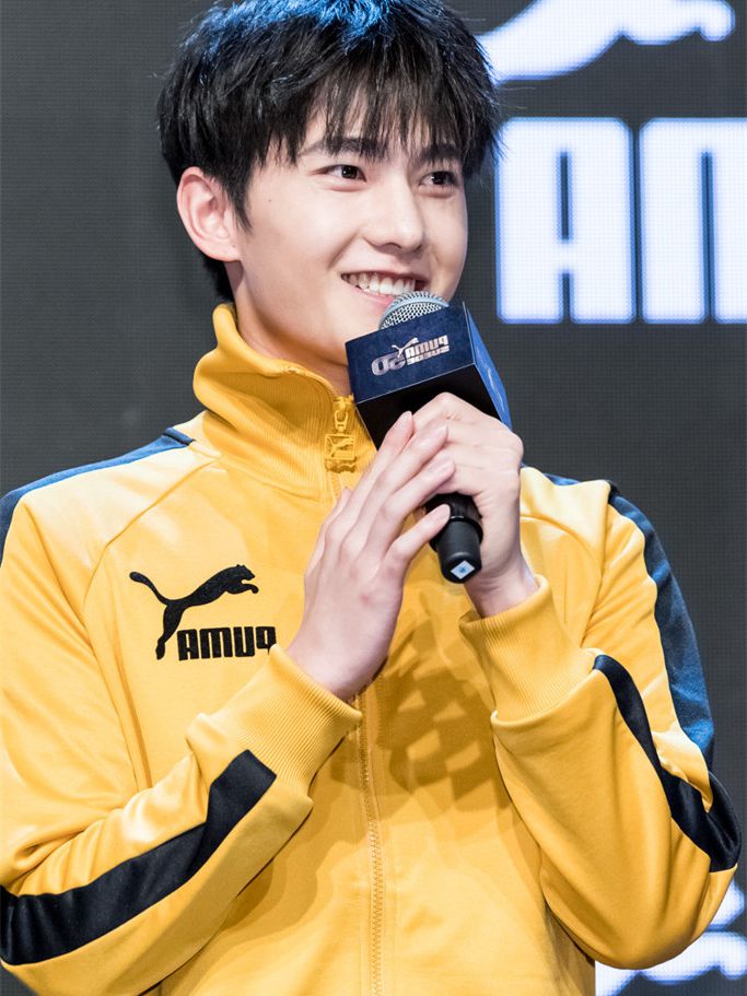 杨洋黄色运动服神似李小龙,完美侧颜帅到爆,网友:看呆了!