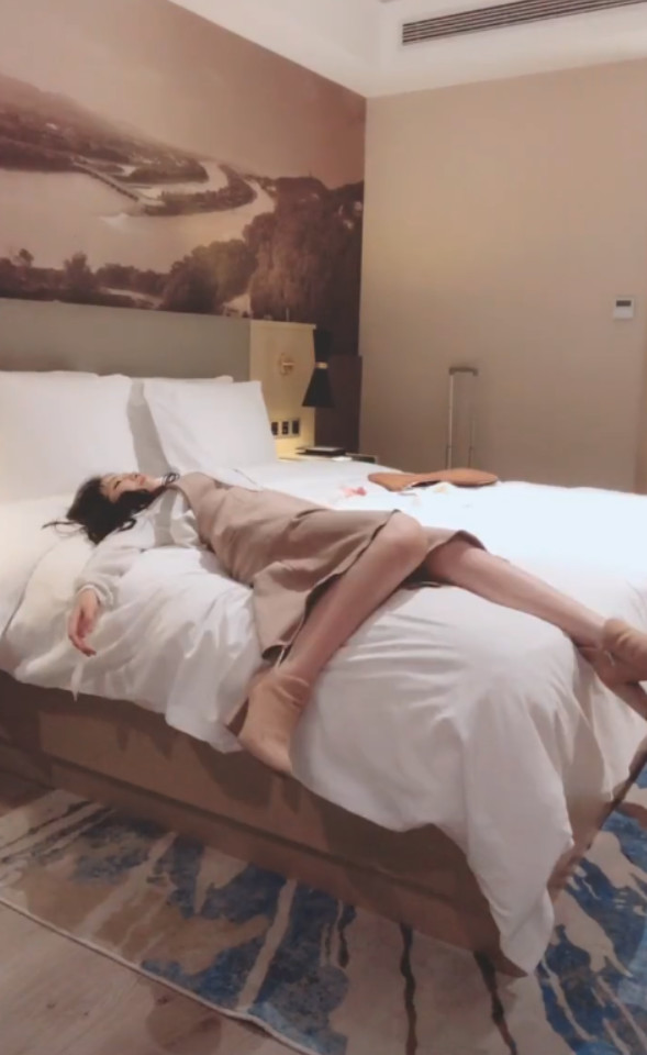 小姐姐一个人住酒店有多无聊,看到最后一张后谁把持得住?