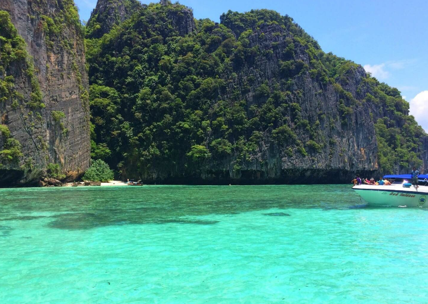 拥有天生丽质的完美海滩,是好莱坞影片《海滩》的外景地