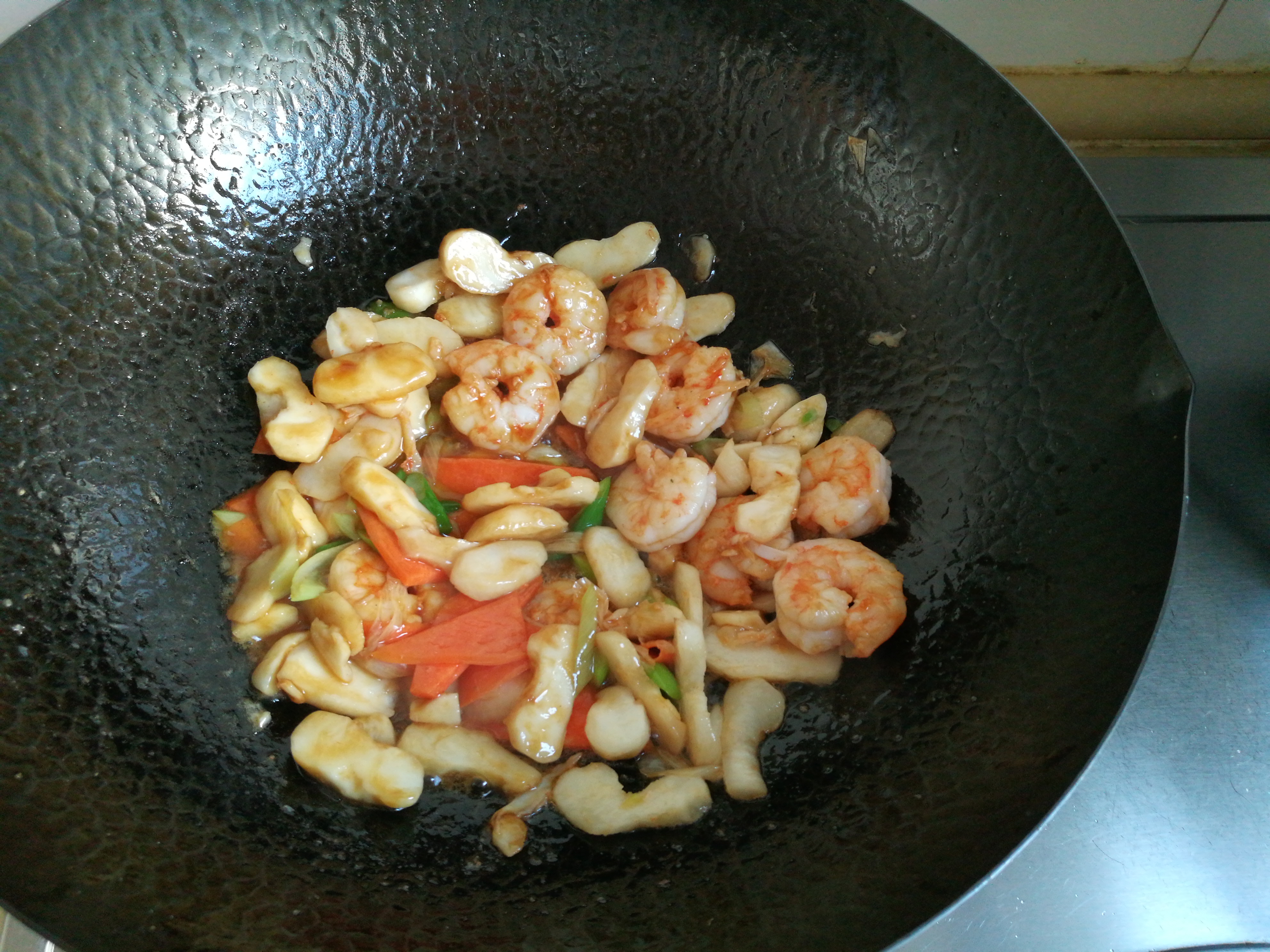 11,将炒好的荸荠虾仁盛入盘中,鲜香味美,颜色诱人的一道家常菜就做好