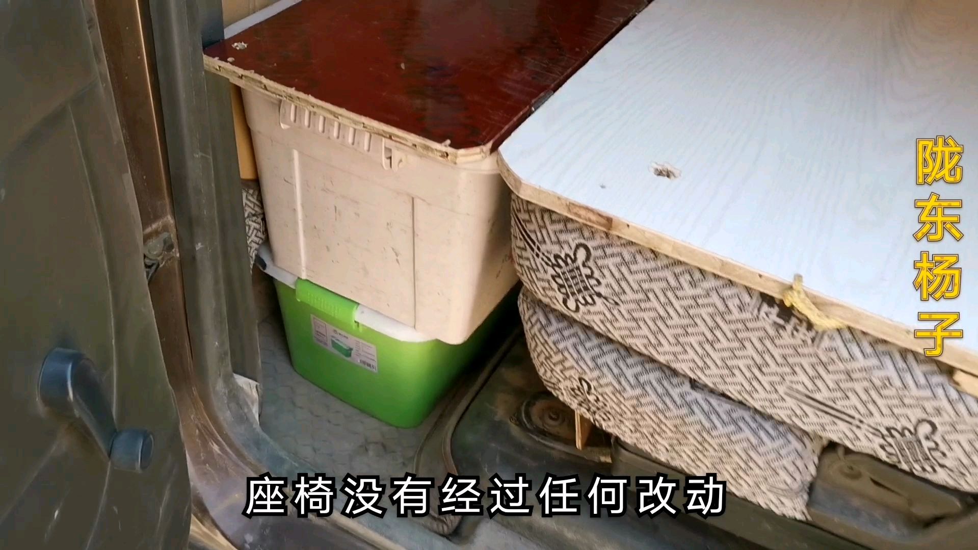 小伙把面包车改成床车,没改动座椅却能变床,摆摊露营太方便了