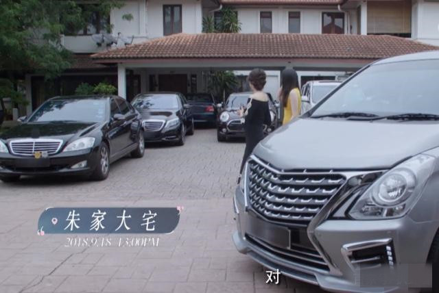 胡静接受采访,意外暴露其豪宅生活,壮观如皇宫,贫穷限制想象!