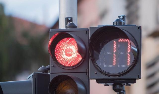 红绿灯取消读秒算不算减配啊?这个问题不好说,我个人认为读秒的好.