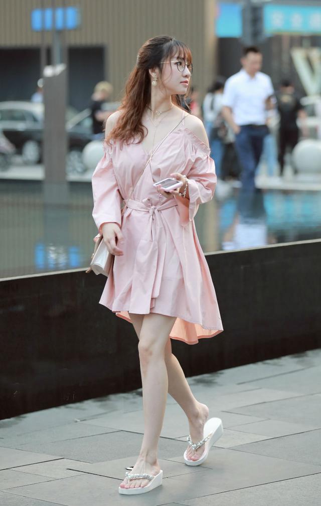 街拍:90后少妇,黑色的高跟鞋搭配一条靓丽的白裙,一览