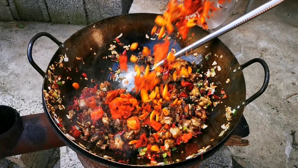 山哥做一道香辣干蹦鸡,香辣酥脆连骨头一起吃