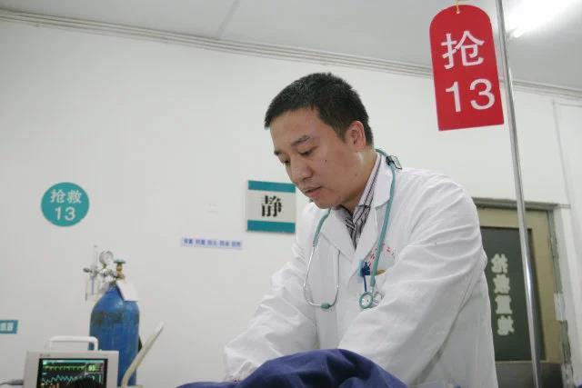 附二院医师孙来芳:患者猝死 他用坚定双手驱离死神