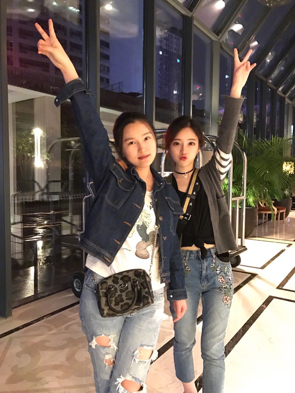 本以为莉哥p图最心机,直到看到冯提莫和闺蜜的合影,网友:呵呵