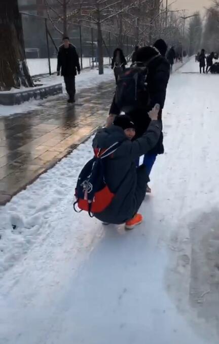 奥运冠军情侣童心未泯!赵帅雪地拉女友太甜,郑姝音遭雪球袭击