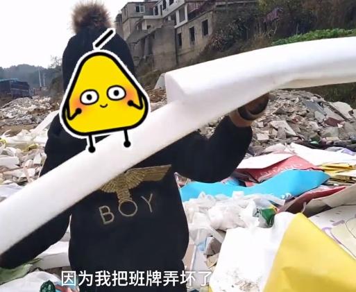 熊孩子损坏学校公物,妈妈罚他拾荒赔偿惹争议:还没熊到家