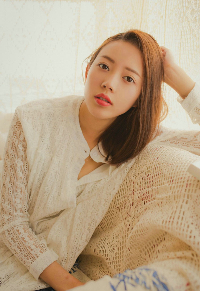 院子内的吊带碎花裙少女,迷人笑容显示迷离神情,展现青春气息!