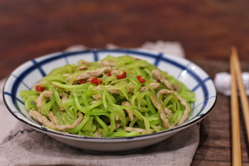 平时遇上清炒莴苣丝吃的还比较多,中午决定给他做个莴苣炒肉丝,让他多