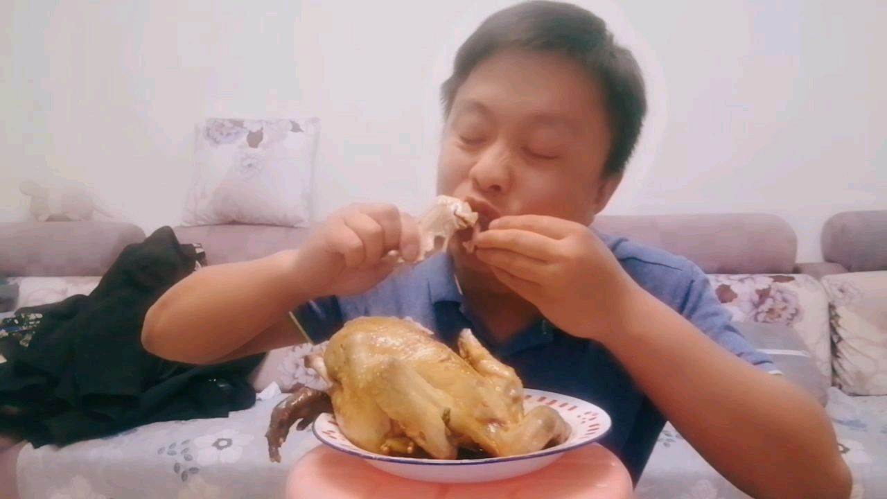 小伙用电饭锅做了一整只鸡,鲜香软糯,大口大口吃真过瘾