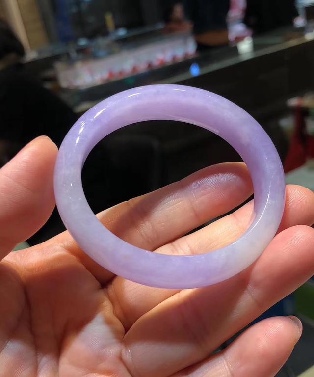 款式和材料都会不停地推陈出新,即便是现在都存在着人工合成的翡翠