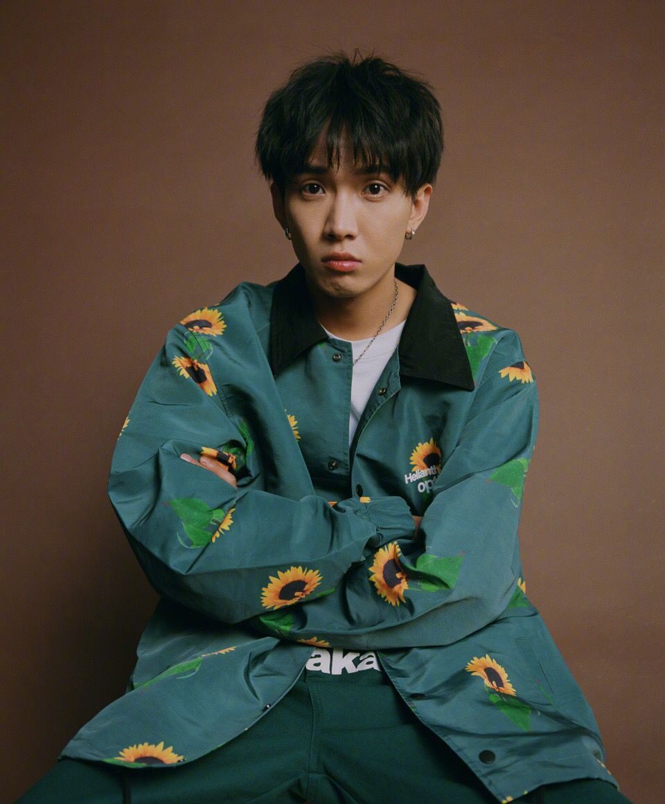 此前吉克隽逸为tt发布庆生微博,配文"我的男孩",引发了大量不明真相的