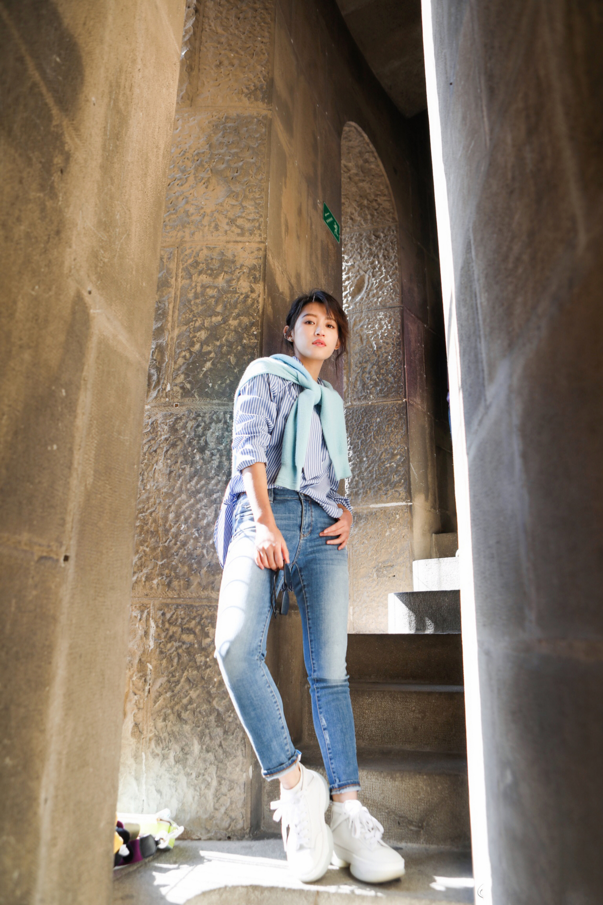 苏青身穿条纹衬衫配牛仔裤利落时髦,而t恤配背带裙文艺清新!