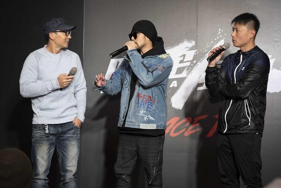 周杰伦监制《叱咤风云》杀青 调侃导演"比我龟毛"