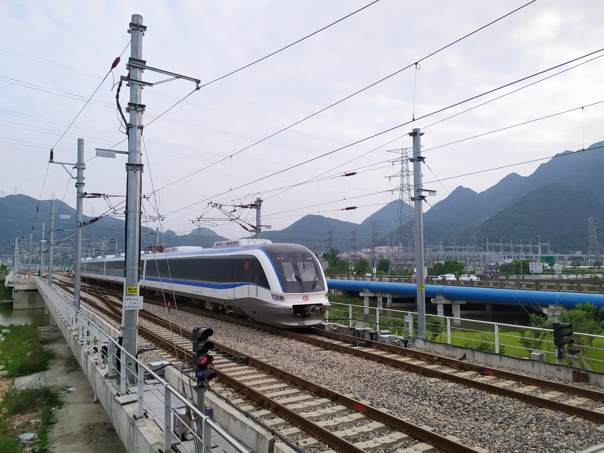 温州s1线沿途,大多是荒芜的风景,和脏乱差的违章建筑