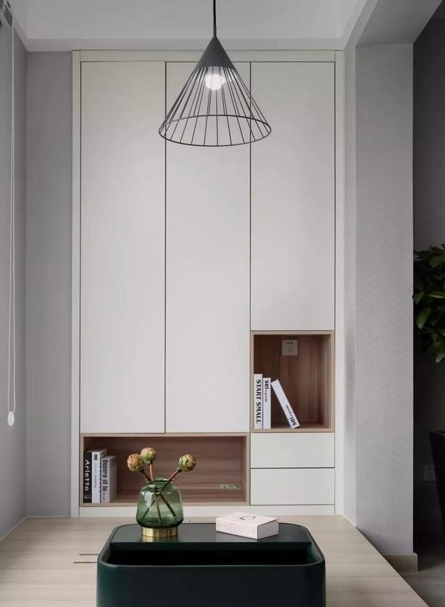 采用隐藏式柜门设计,客厅储物柜的设计一点也不尴尬.