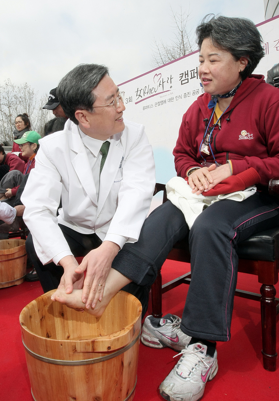 选择合适的泡脚桶:老年人的脚部肌肉和脂肪较少