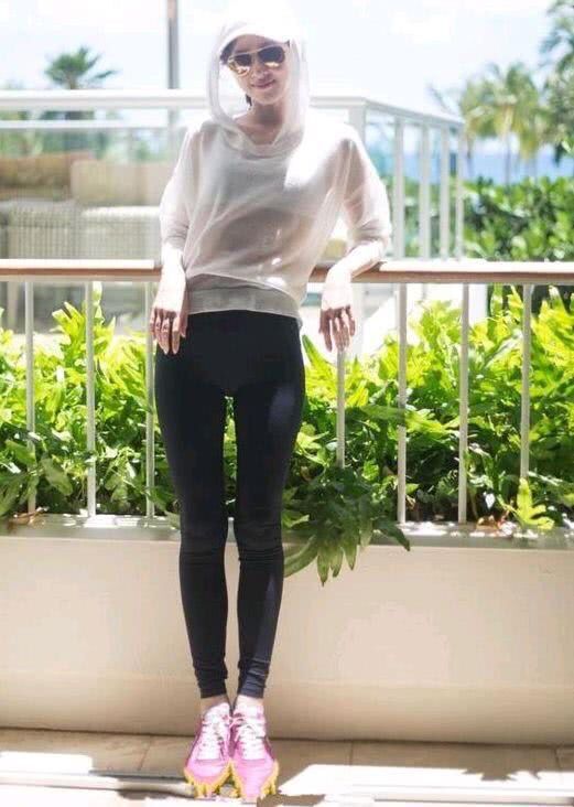 章泽天首次晒性感私照,透视装好身材一览无余,网友:很有女人味