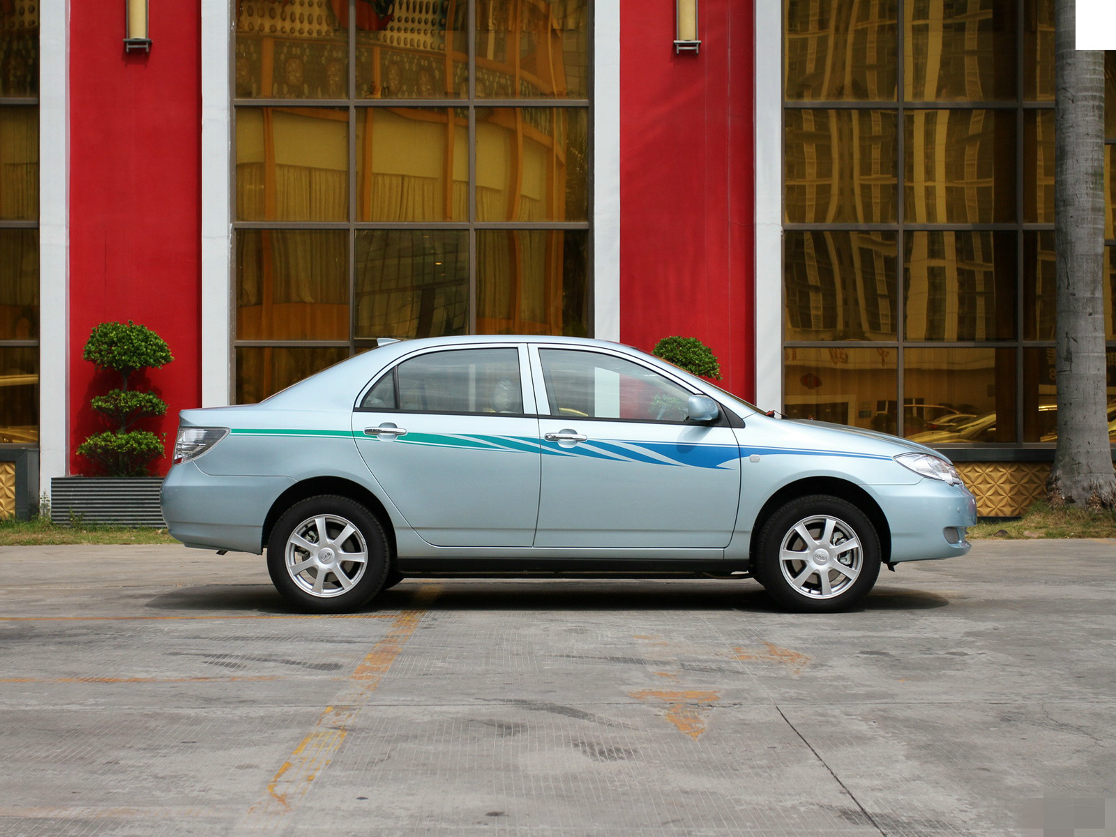 领你欣赏比亚迪f3dm的霸气外观