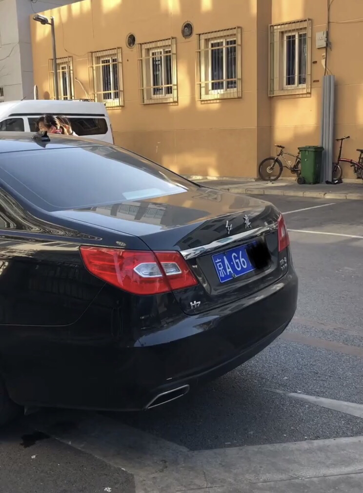 这辆车牌京ag6的红旗h7怎么了?网友:送外卖的小哥厉害