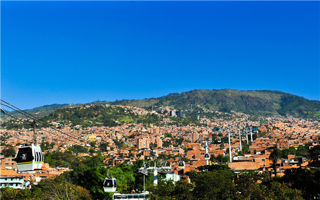 任何一个掌权的人投钱,杀死任何选择诚实的人,而哥伦比亚内战同时肆虐